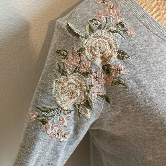 gray sweater with embroidered flowers - Picture 2 of 6